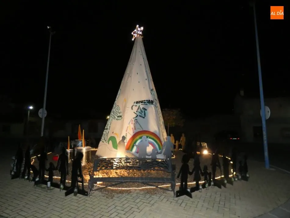 Foto 3 - Villoruela alumbra un &aacute;rbol lleno de gratitud hacia quienes luchan contra el coronavirus  