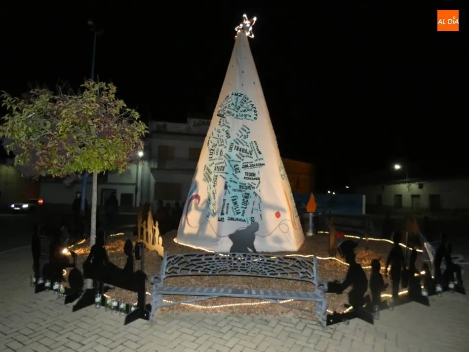 Foto 2 - Villoruela alumbra un &aacute;rbol lleno de gratitud hacia quienes luchan contra el coronavirus  