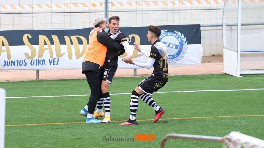 Rojo, Garay y Diego Hernández celebran el gol del Unionistas / Lydia González