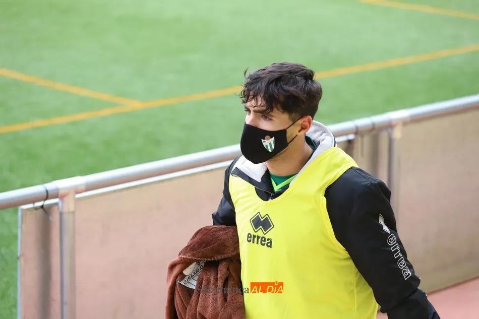 Foto 11 - Jon Rojo decide un mal derbi para Unionistas y deja complatemente hundido al Guijuelo (1-0)