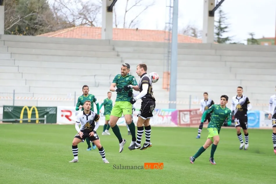 Foto 9 - Jon Rojo decide un mal derbi para Unionistas y deja complatemente hundido al Guijuelo (1-0)