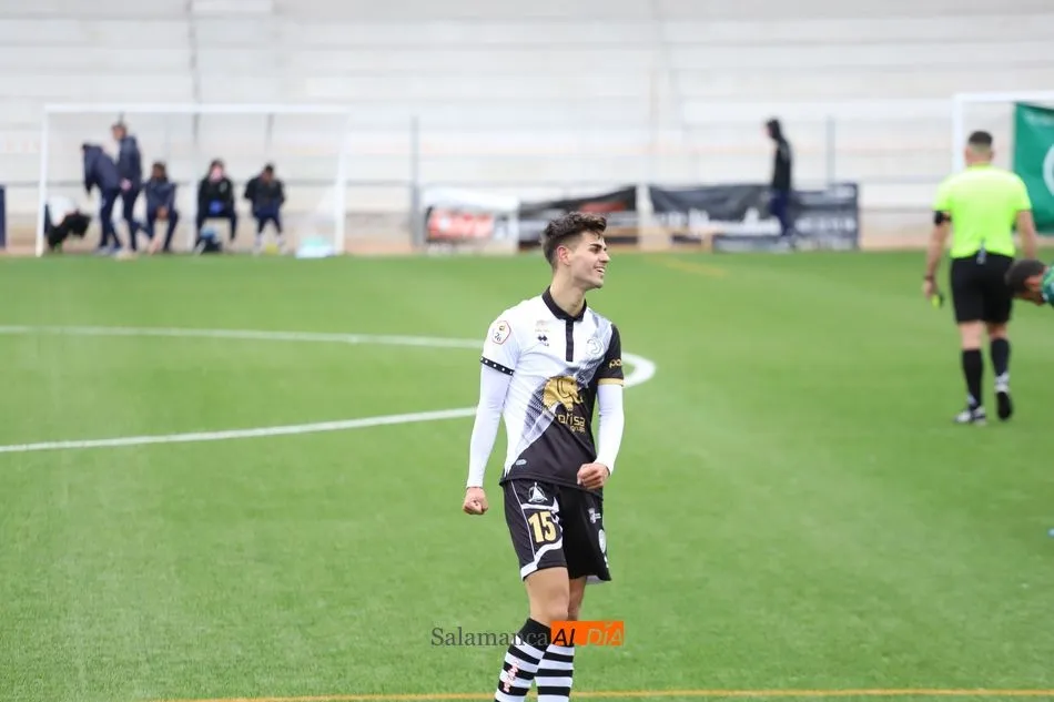 Foto 7 - Jon Rojo decide un mal derbi para Unionistas y deja complatemente hundido al Guijuelo (1-0)