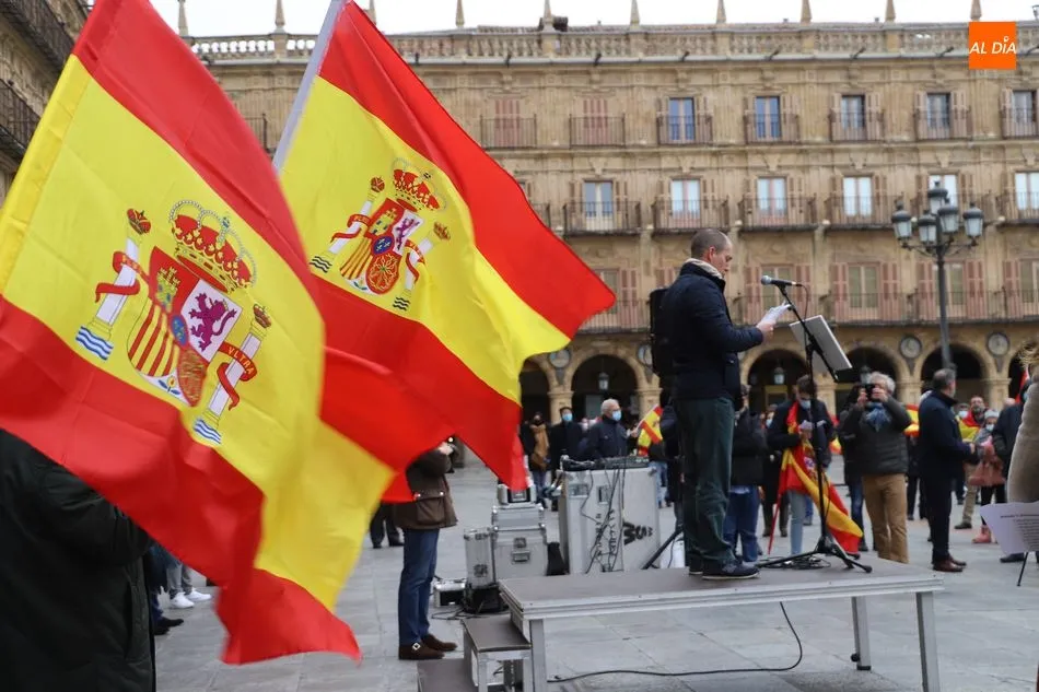 Foto 9 - Vox protesta por los ataques a la Constituci&oacute;n Espa&ntilde;ola en la Plaza Mayor de Salamanca&nbsp;