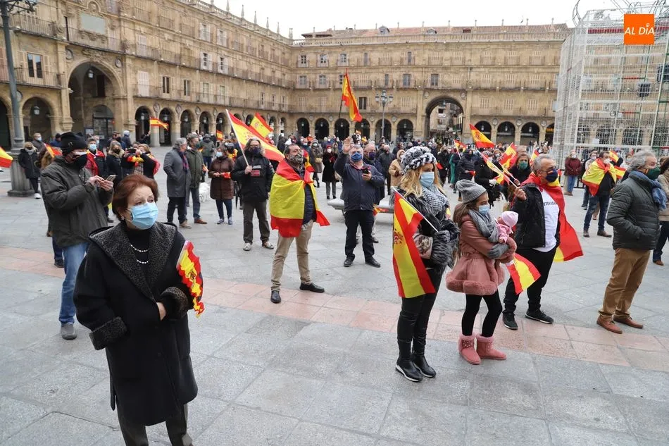 Foto 7 - Vox protesta por los ataques a la Constituci&oacute;n Espa&ntilde;ola en la Plaza Mayor de Salamanca&nbsp;