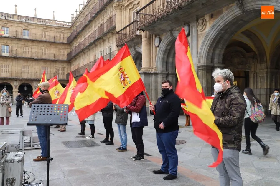 Foto 3 - Vox protesta por los ataques a la Constituci&oacute;n Espa&ntilde;ola en la Plaza Mayor de Salamanca&nbsp;
