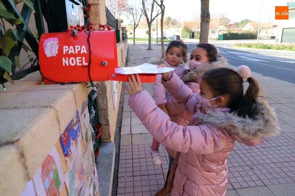 Tres niñas depositan sus cartas en el Buzón de Papá Noel en el barrio de Los Alcaldes. Fotos: Lydia González