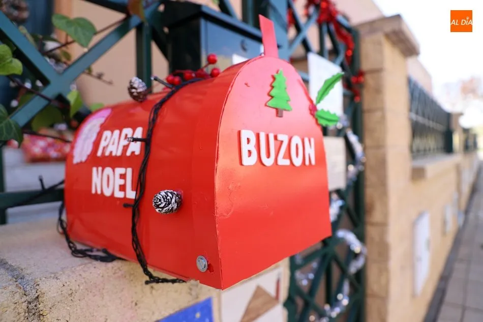 Foto 3 - Pap&aacute; Noel recoge las cartas de los ni&ntilde;os en su buz&oacute;n del barrio de Los Alcaldes  