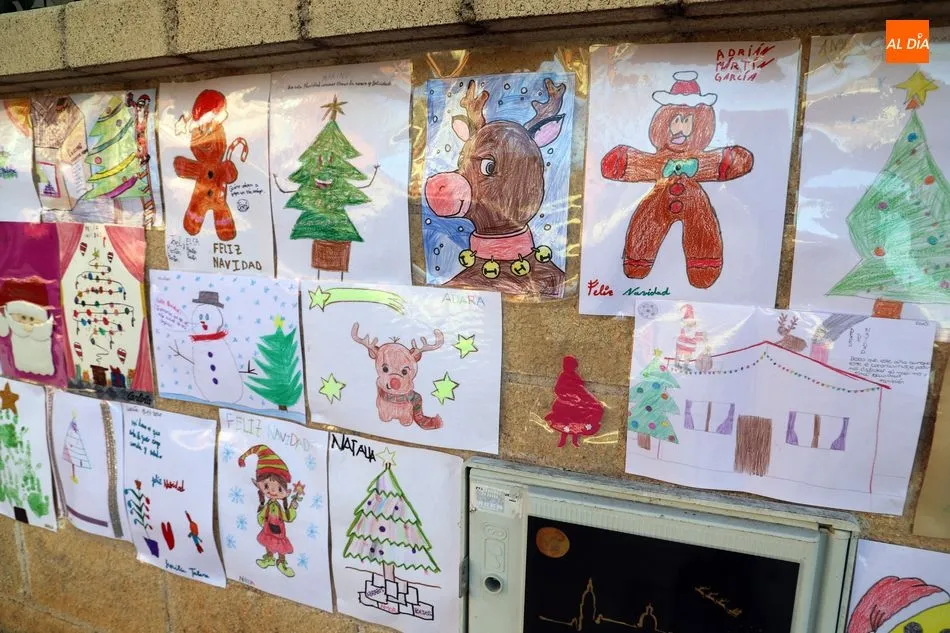 Foto 2 - Pap&aacute; Noel recoge las cartas de los ni&ntilde;os en su buz&oacute;n del barrio de Los Alcaldes  