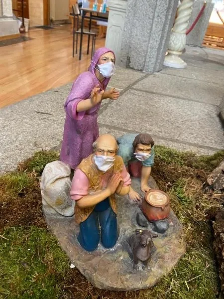 Foto 2 - Los j&oacute;venes de San Crist&oacute;bal despliegan el nacimiento de la Parroquia, que cambia de ubicaci&oacute;n  