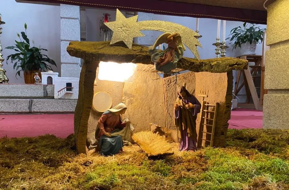 Foto 6 - Los j&oacute;venes de San Crist&oacute;bal despliegan el nacimiento de la Parroquia, que cambia de ubicaci&oacute;n  