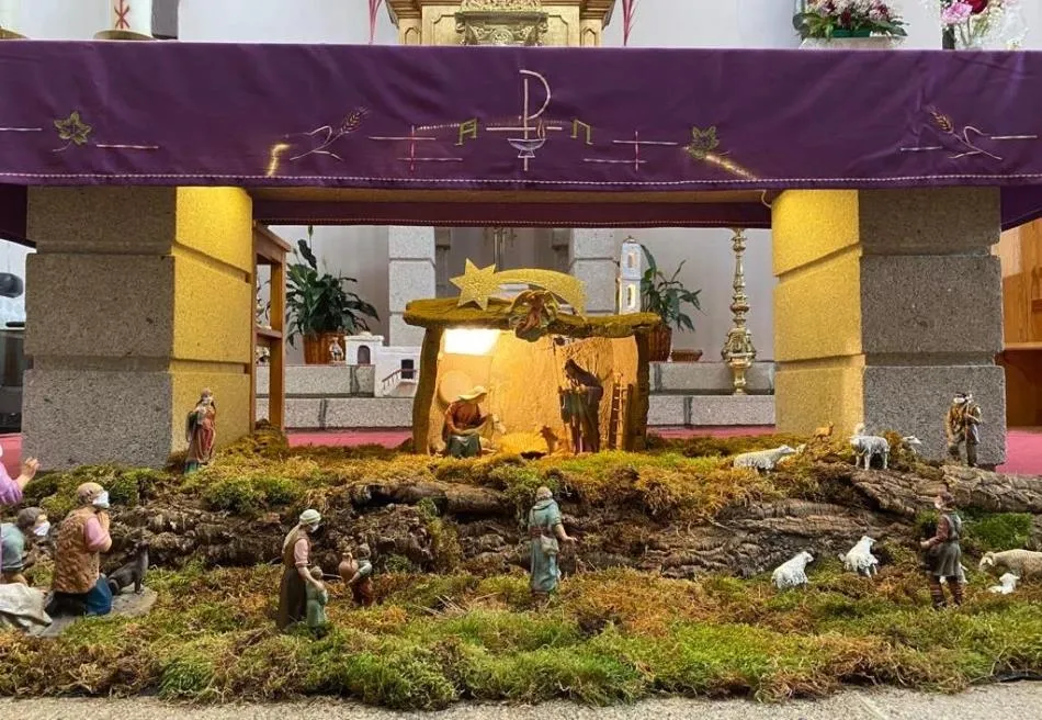Los jóvenes de San Cristóbal despliegan el nacimiento de la Parroquia, que cambia de ubicación  