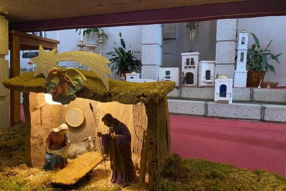 Foto 5 - Los j&oacute;venes de San Crist&oacute;bal despliegan el nacimiento de la Parroquia, que cambia de ubicaci&oacute;n  