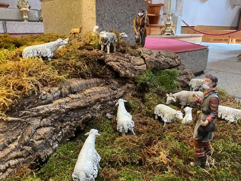Foto 4 - Los j&oacute;venes de San Crist&oacute;bal despliegan el nacimiento de la Parroquia, que cambia de ubicaci&oacute;n  