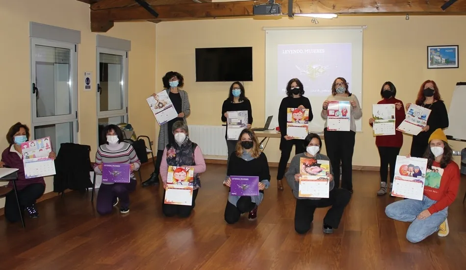 El Club de Lectura en Femenino edita un calendario creado por 22 mujeres mirobrigenses  