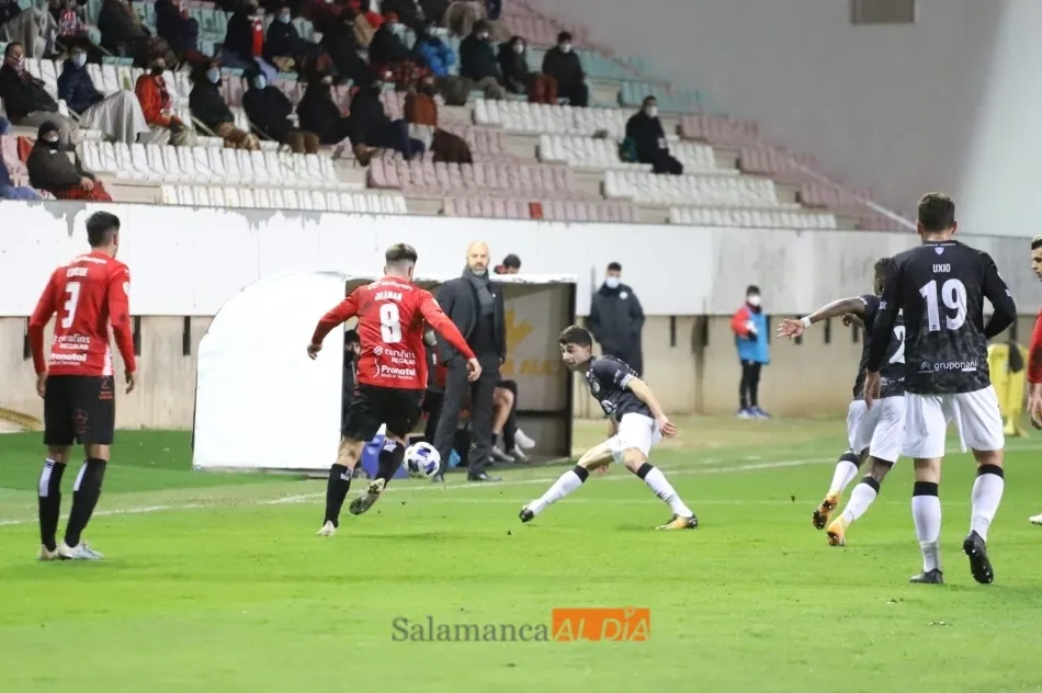 Juanan del Álamo da un pase con el exterior ante la oposición de Nacho López / Lydia González