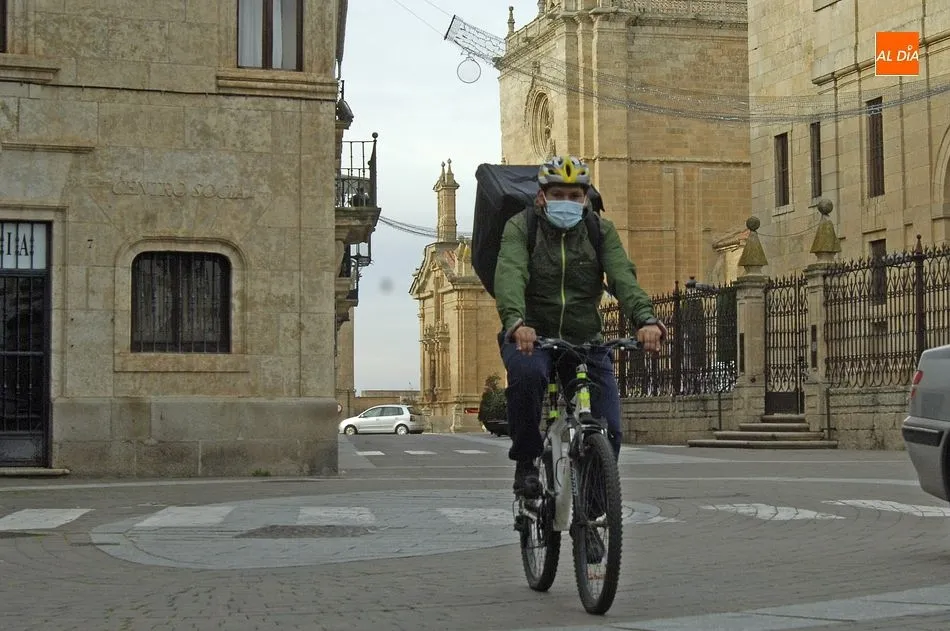 Julio Catari por una de las calles del casco antiguo de Ciudad Rodrigo/ Foto: Adrián M.Pastor