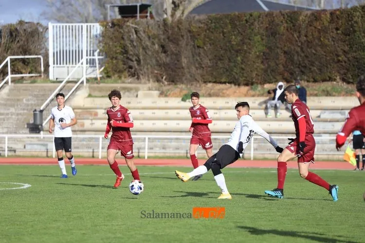 Denilson da un pase en el partido con la Cultural