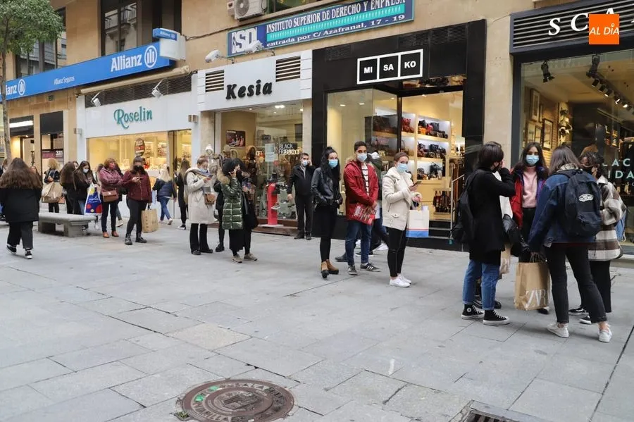 Salmantinos comprando en el reciente Black Friday - Archivo