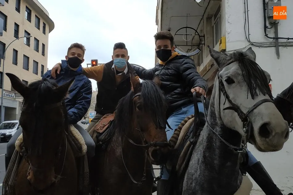 Foto 5 - Jinetes de Valdefuentes visitan B&eacute;jar en el itinerario de una ruta a caballo