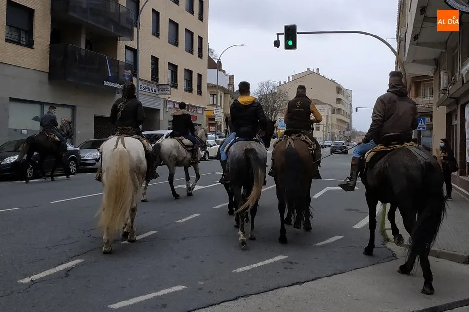 Foto 4 - Jinetes de Valdefuentes visitan B&eacute;jar en el itinerario de una ruta a caballo