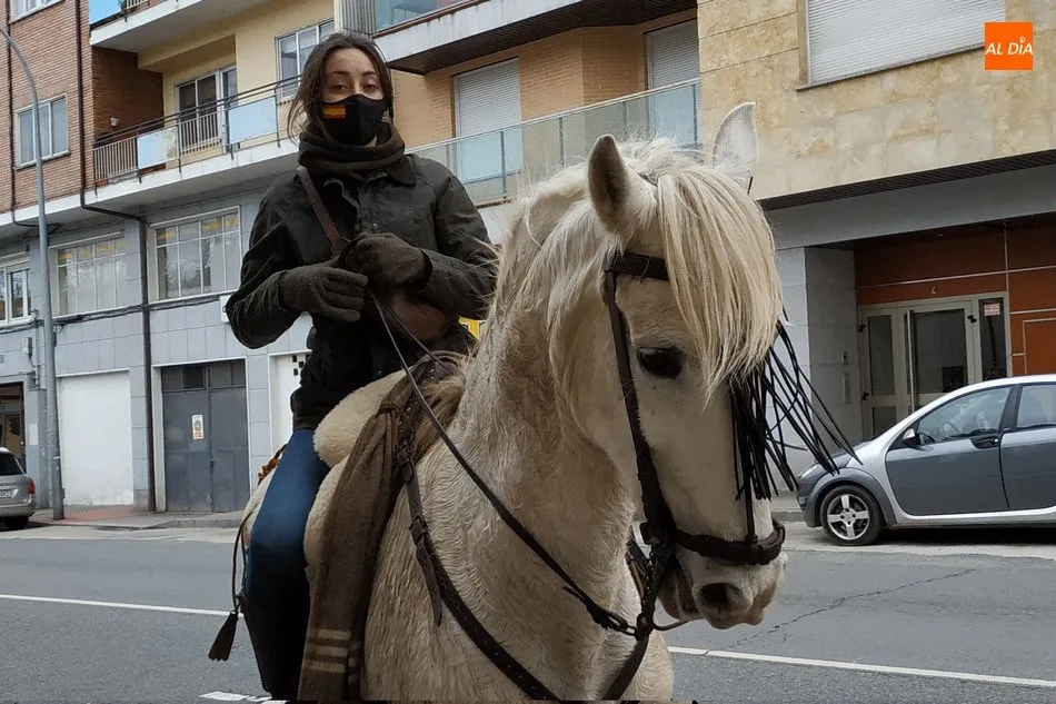 Foto 3 - Jinetes de Valdefuentes visitan B&eacute;jar en el itinerario de una ruta a caballo