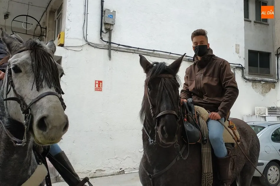 Foto 2 - Jinetes de Valdefuentes visitan B&eacute;jar en el itinerario de una ruta a caballo