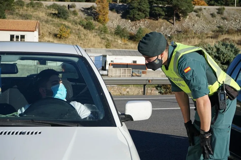 Un agente de la Guardia Civil en un control de carretera - GC