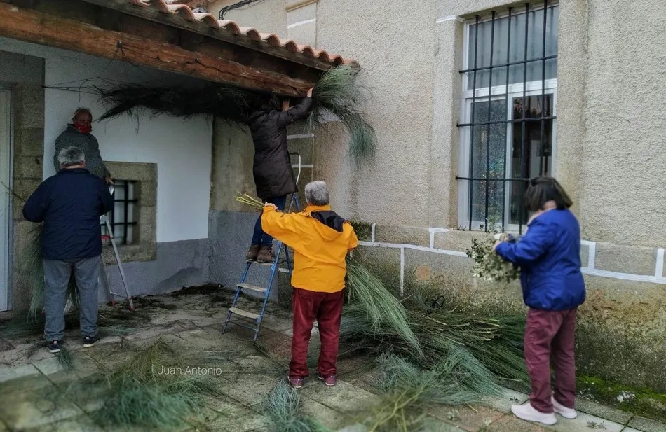 Foto 9 - Los vecinos de Aldea del Obispo montan el tradicional bel&eacute;n a tama&ntilde;o natural  
