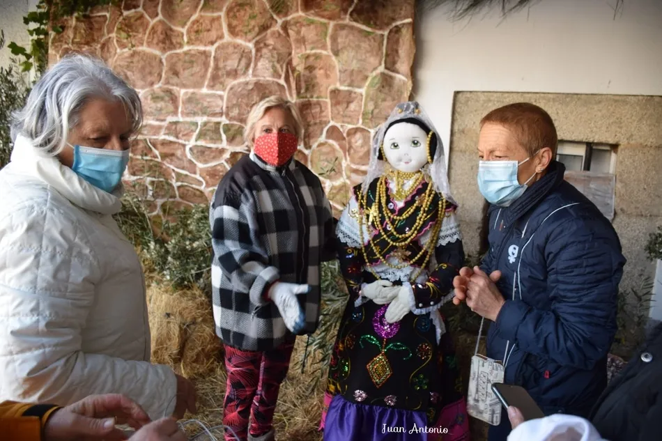 Los vecinos de Aldea del Obispo montan el tradicional belén a tamaño natural  