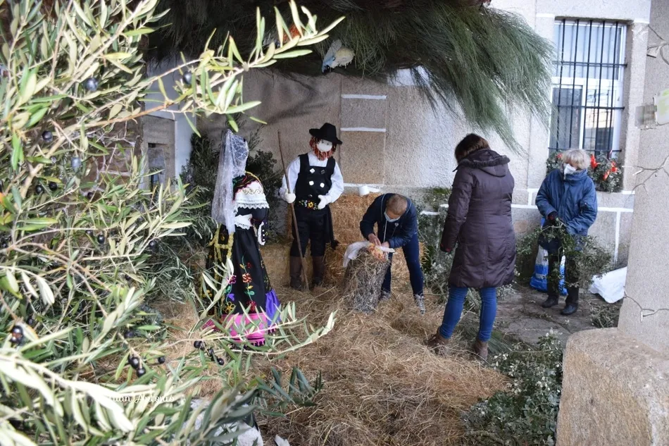 Foto 5 - Los vecinos de Aldea del Obispo montan el tradicional bel&eacute;n a tama&ntilde;o natural  
