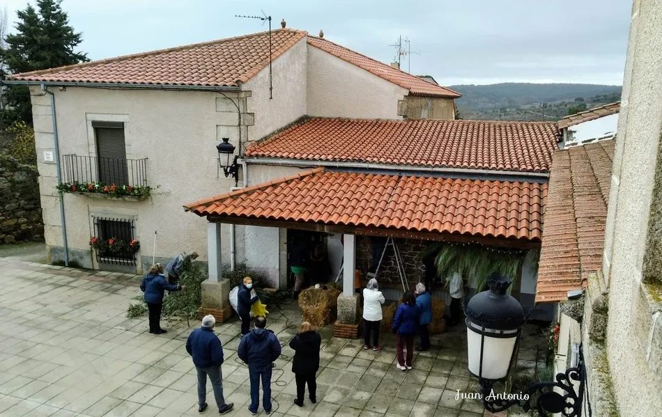 Foto 2 - Los vecinos de Aldea del Obispo montan el tradicional bel&eacute;n a tama&ntilde;o natural  
