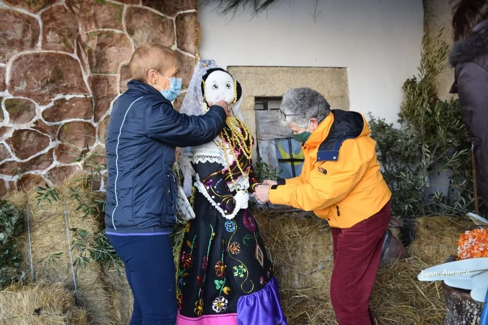 Foto 4 - Los vecinos de Aldea del Obispo montan el tradicional bel&eacute;n a tama&ntilde;o natural  