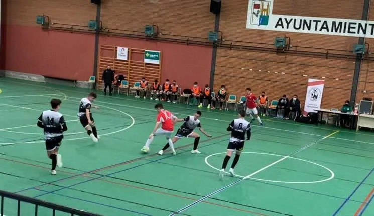 Foto 2 - El III Juvenil supera al River Zamora en el &lsquo;partido normal&rsquo; y en el bronco y enrarecido final  