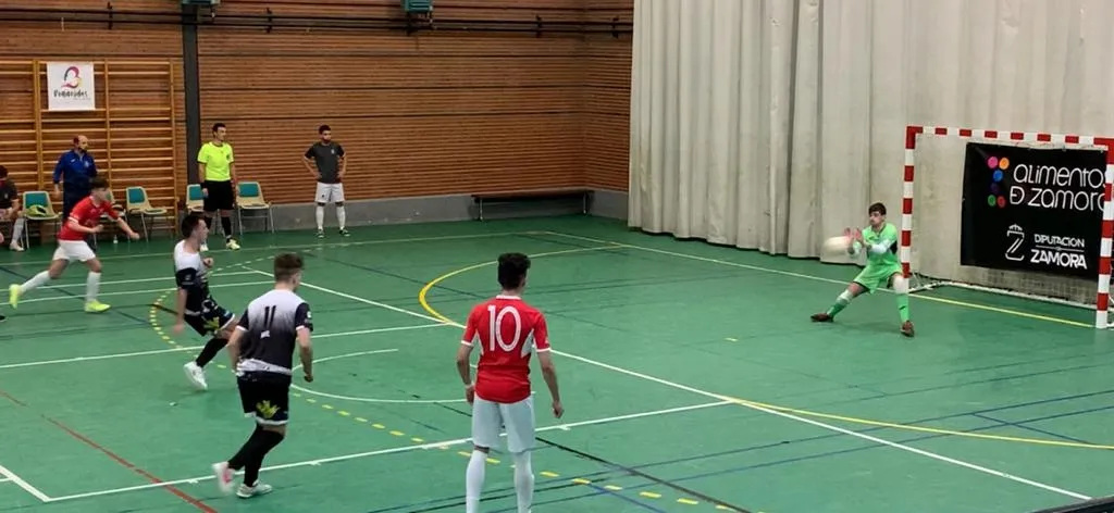 El III Juvenil supera al River Zamora en el ‘partido normal’ y en el bronco y enrarecido final  