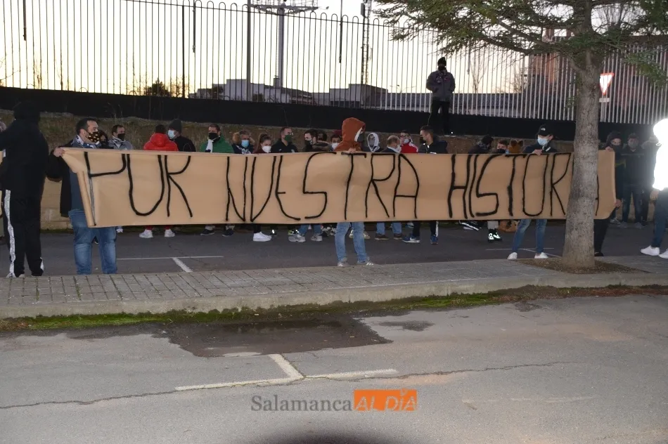 Foto 11 - La afici&oacute;n del Salamanca UDS acude al Helm&aacute;ntico para exigir la venta del club a Lovato
