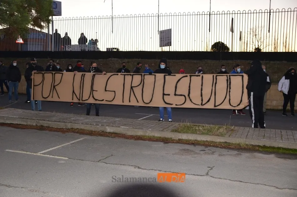 Foto 10 - La afici&oacute;n del Salamanca UDS acude al Helm&aacute;ntico para exigir la venta del club a Lovato