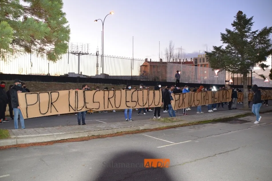Aficionados del Salamanca UDS despliegan una pancarta / Carlos Cuervo