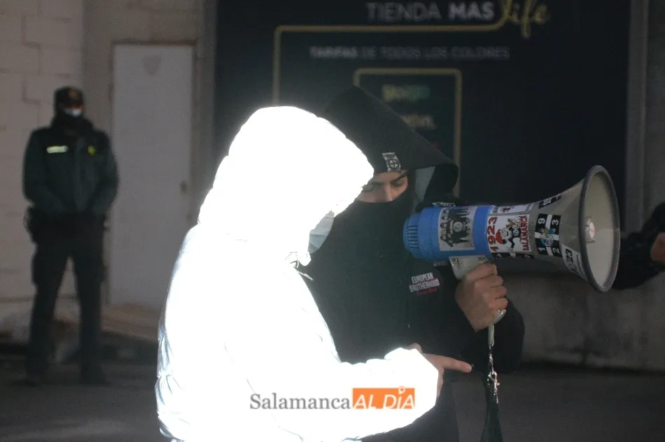 Foto 5 - La afici&oacute;n del Salamanca UDS acude al Helm&aacute;ntico para exigir la venta del club a Lovato