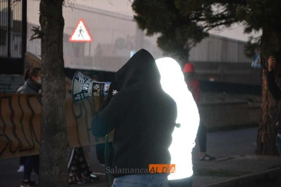 Foto 4 - La afici&oacute;n del Salamanca UDS acude al Helm&aacute;ntico para exigir la venta del club a Lovato