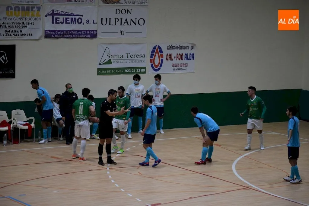 Lanzamiento de falta a favor del Piensos Durán Albense durante el partido / Pedro Zaballos