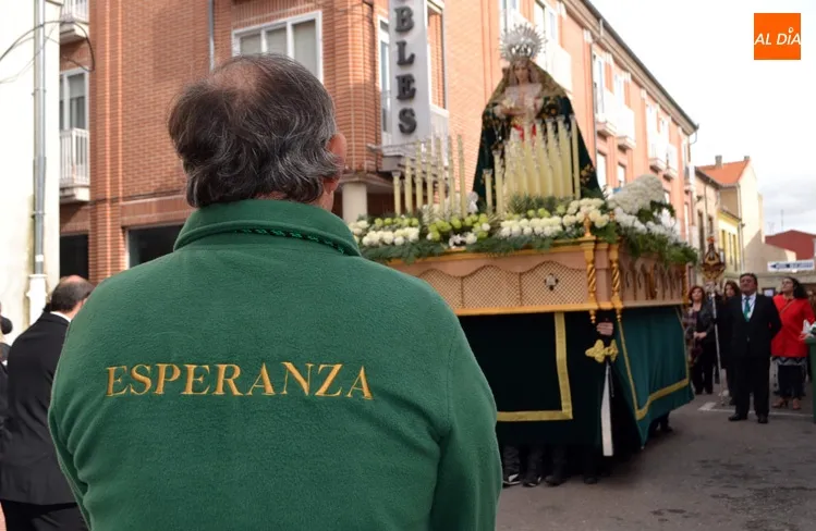 Uno de los hermanos de carga de Nuestra Señora de la Esperanza contemplando a la imagen durante un acto procesional. Archivo