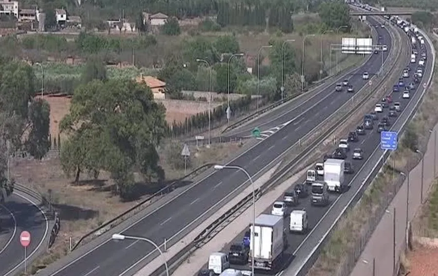 Retenciones en la Ma-13. Foto DGT Archivo