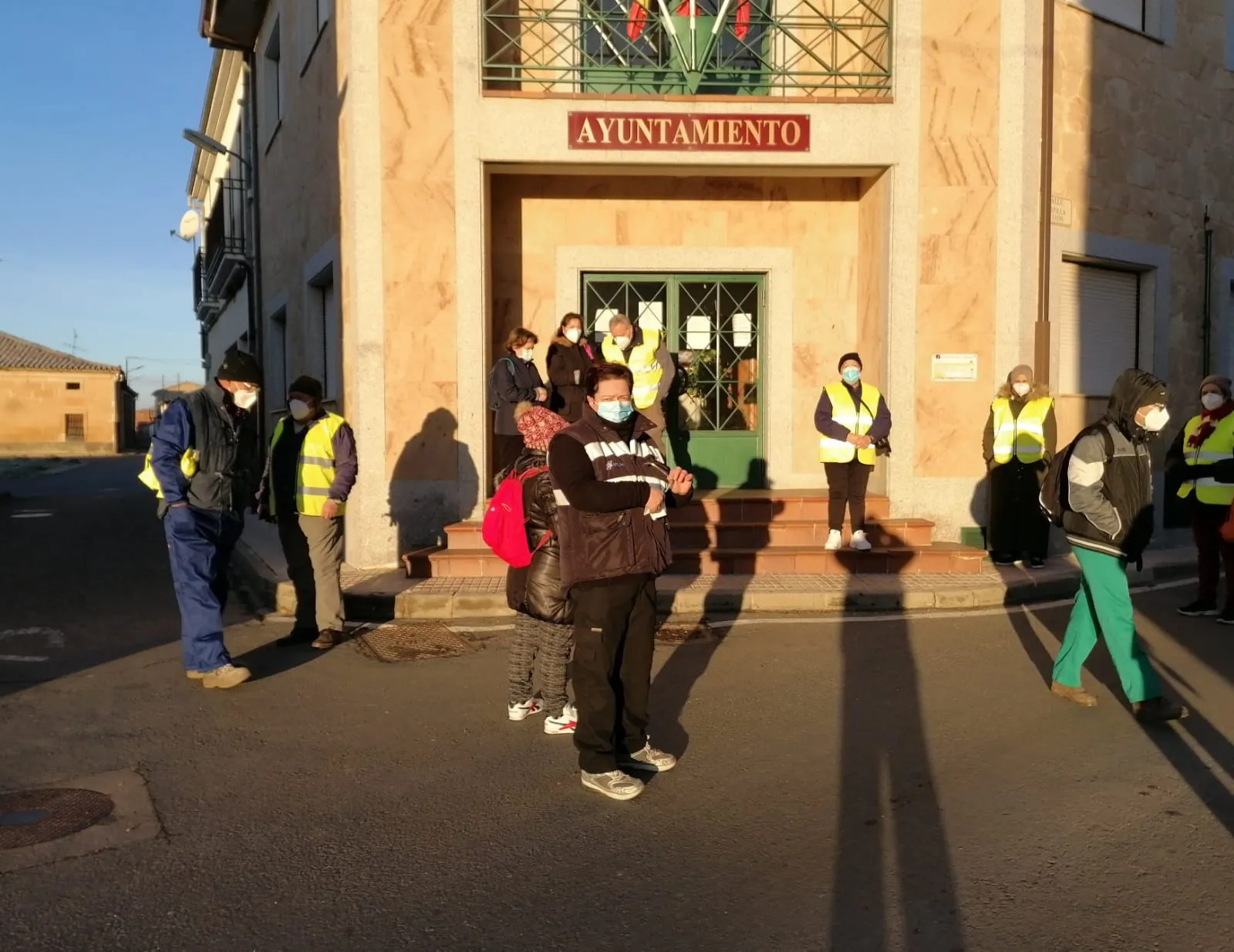 Empleados en la entrada del Ayuntamiento. | Foto cedida por Basi Sánchez