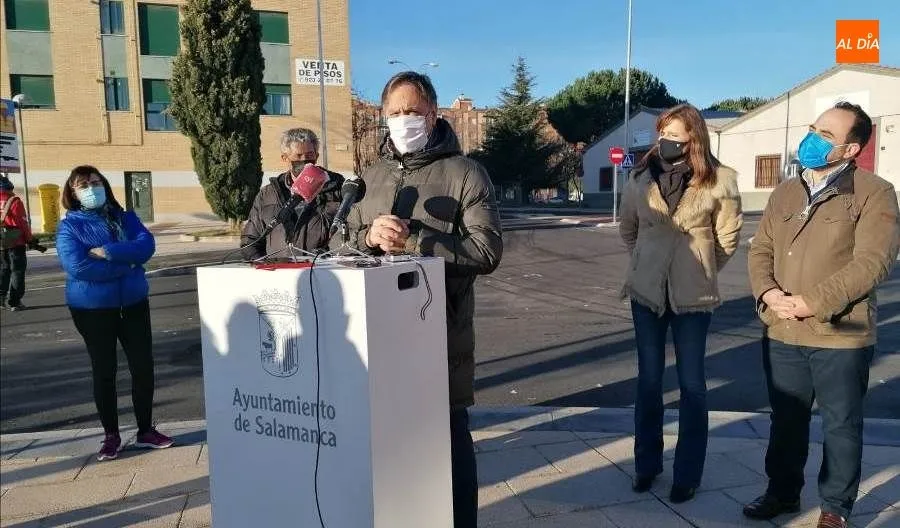 Intervención ante los medios del alcalde, Carlos García Carbayo, en su visita de hoy a Puente Ladrillo. Foto de Lydia González