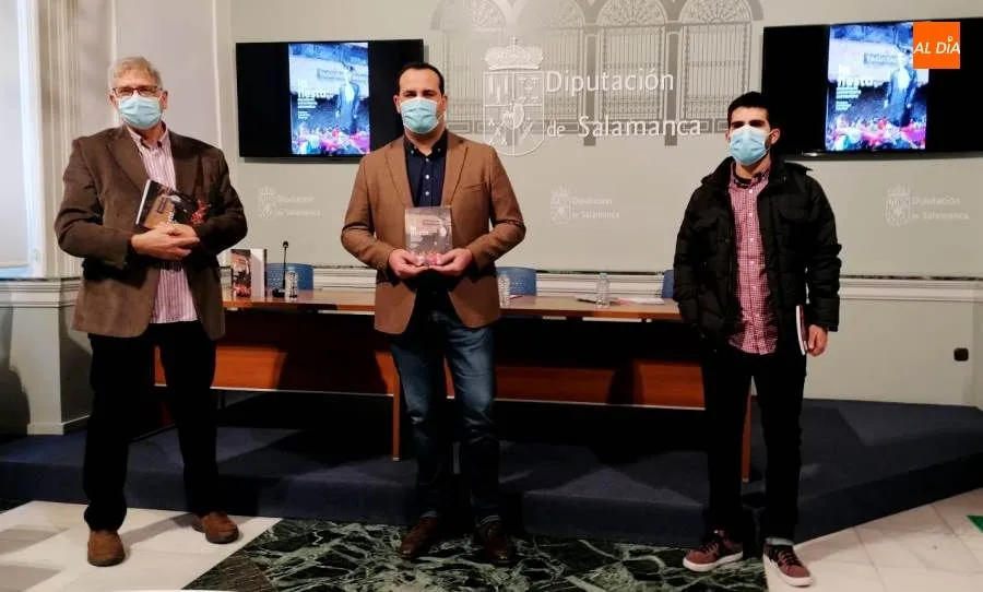 El diputado de Cultura, David Mingo, entre el director del IDES, Juan Francisco Blanco, y el autor de la obra, Gustavo Hernández, en la presentación del libro La fiesta estudiantil universitaria salmantina. Foto de Lydia González