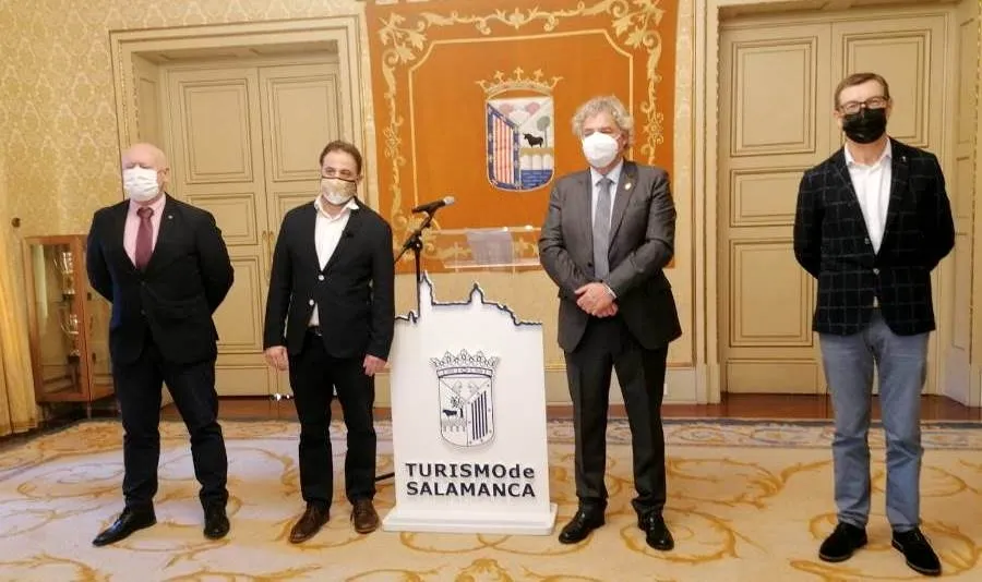 Firmantes de este convenio: Los concejales Fernando Castaño Sequeros y Juan José Sánchez Alonso; el decano del Colegio de Abogados de Salamanca, Eduardo Íscar y el director en Instituto de Mediación del Colegio de Abogados, Gerardo Bueno