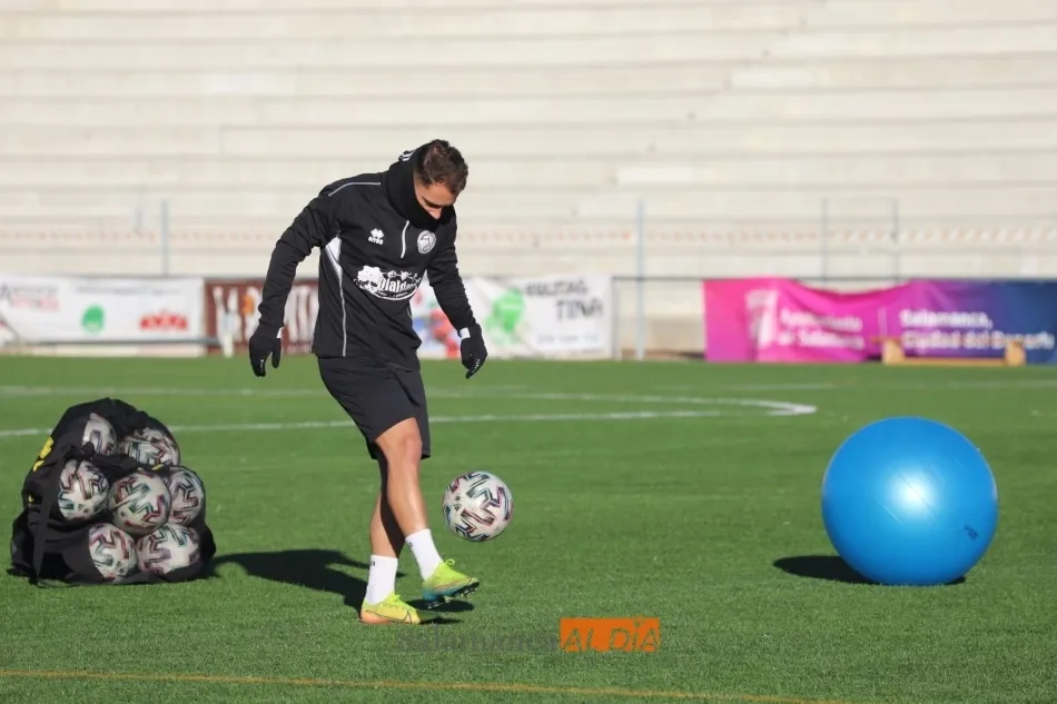 Álex Rey da toques durante el entrenamiento / Lydia González