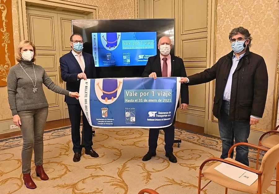 Los concejales de Comercio y de Transportes, Juan José Sánchez y Fernando Carabias, junto a la presidenta de la Asociación de Empresarios Detallistas del Mercado Central, Mercedes Turrión, y el gerente del Mercado Central, Víctor Chimpén