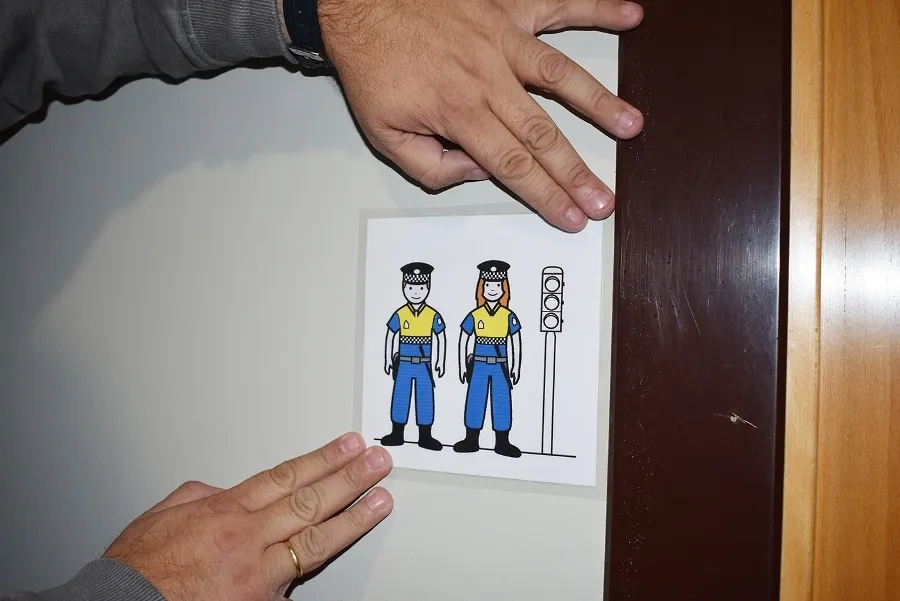Foto 2 - Ni&ntilde;os y adolescentes de Carbajosa se&ntilde;alizan los edificios para avanzar en la eliminaci&oacute;n de...