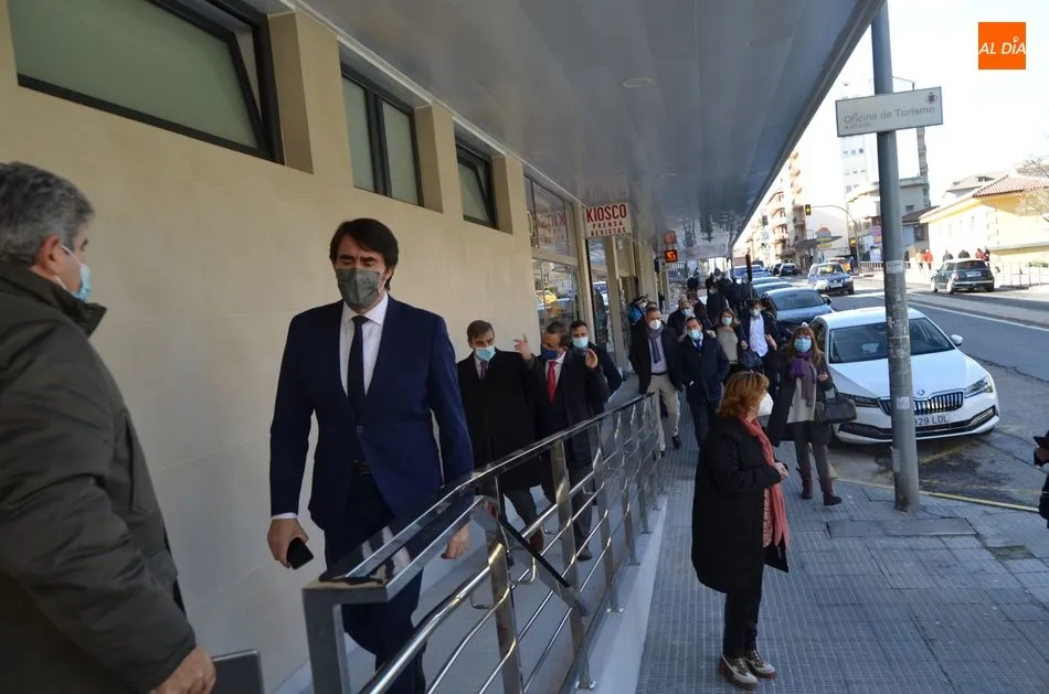Foto 8 - El consejero de Fomento, Surarez-Qui&ntilde;ones inaugura la reforma de la estaci&oacute;n de autobuses de...